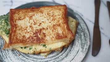 Oeuf sandwich ou pain grillé avec herbes sur une assiette video