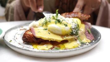 cerca arriba de un plato con huevos, jamón, y aguacate en un brindis video