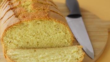 rebanada de pastel de panadería en una tabla de cortar en blanco video