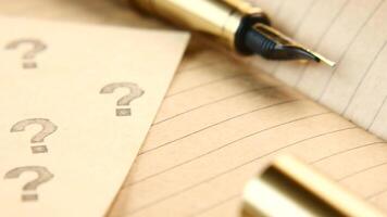 question marque sur papier et Fontaine stylo sur table video