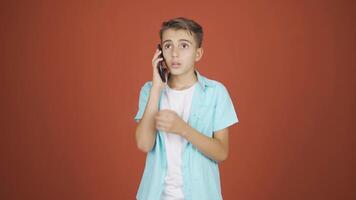 chico consiguiendo malo Noticias en el teléfono obtiene decepcionado. video