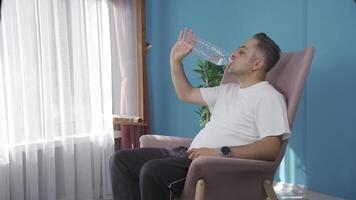 el hombre quien bebidas agua. video