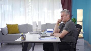 casa escritório trabalhador homem considerado. video