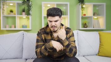 un solución viene a el mente de el joven persona quien hace cálculos en su cabeza y él es contento. video