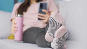 piedi di allegro asiatico giovane donna e contento facciale espressione. video