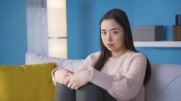 asiatico giovane donna guardare a telecamera. video