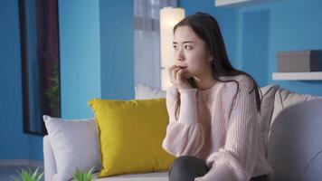 orolig och nervös asiatisk ung kvinna omtänksam. video