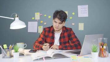 el masculino estudiante quien recuerda el malo momento. video