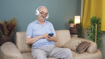 Mann Hören zu Musik- und entspannend. entspannen und friedlich. video