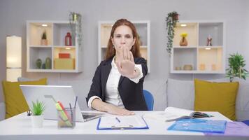 Hem kontor arbetstagare kvinna säger sluta till kamera, varnar. video
