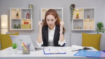 Zuhause Büro Arbeiter Frau selbst motiviert. video