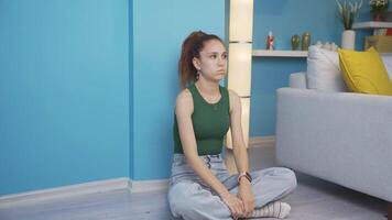 stressant et tendu séance par le mur. video