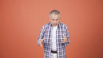 uomo avendo un' nervoso abbattersi nel davanti di il telecamera. video