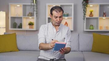 hombre con cuaderno piensa y toma notas video