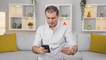 homme achats sur le téléphone. video