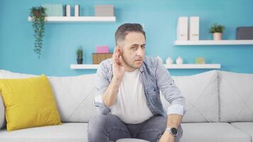 un hombre con un escuchando problema. video