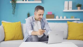 Mens boodschappen doen van laptop. video