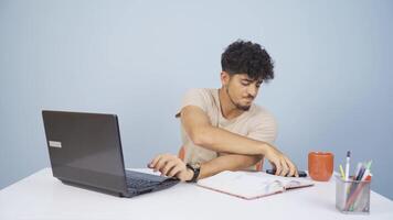 uomo utilizzando il computer portatile nervosamente parlando su il Telefono. video