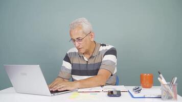 uomo con gioia Abbracciare una persona il computer portatile. video