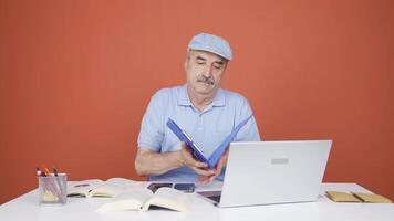 le homme à la recherche à le les documents est réfléchi. video