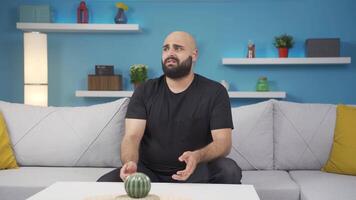 a homem com a problema do esquecimento. video