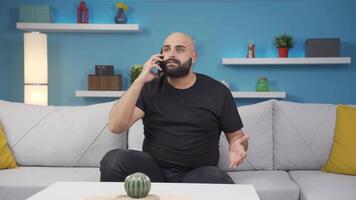 uomo parlando su il Telefono discutere. video