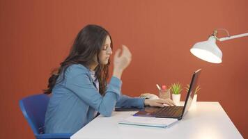 Jeune femme travail sur portable a une mal de tête. video