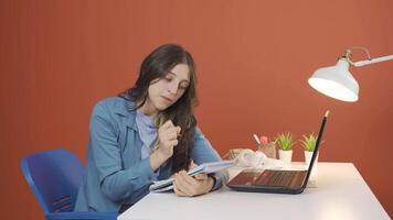 joven mujer con cuaderno piensa y toma notas video
