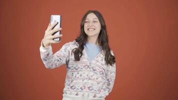 jung Frau Herstellung ein Anruf auf das Telefon. video