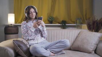 de ung kvinna i kärlek är textning på de telefon. video