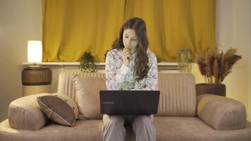 jong vrouw scherpstellen Aan computer heeft echt uitdrukking. Bij huis Bij nacht. video