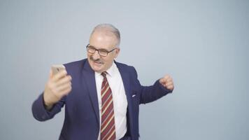 zakenman dansen met telefoon in hand. video