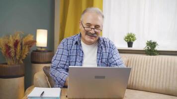 Mens op zoek Bij laptop is gelukkig en dansen. video