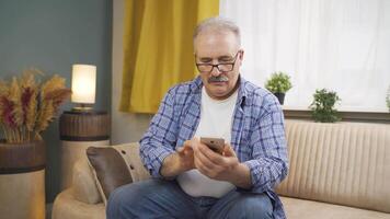 The man who can't use the app on the phone. video