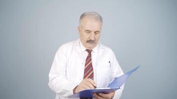 psykiater läkare tar anteckningar. video