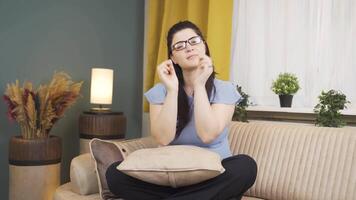 el mujer vistiendo lentes. video