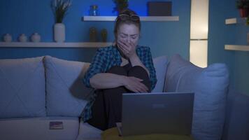 mulher assistindo Horror filme em computador portátil às noite. a mulher é assustado e tenso. video