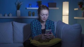 el mujer quien textos en el teléfono a hogar a noche es decepcionado. video