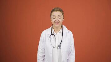 le médecin est content et réjouir. video