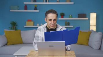 homem trabalhando em computador portátil lança arquivos com raiva. video