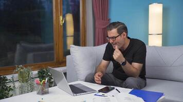 casa escritório trabalhador homem nervosamente esperando às computador portátil. video