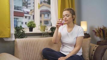 de vrouw wie drankjes water. video