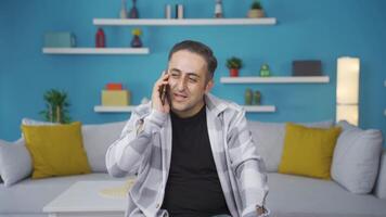 gelukkig pratend Mens Aan de telefoon. video