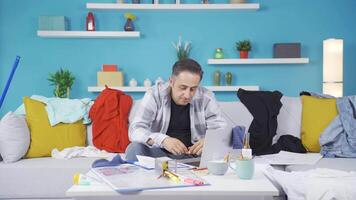 pigro uomo vuole per dormire anziché di opera. video