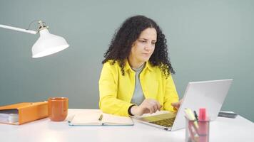 negatief uitdrukking van jong vrouw gebruik makend van laptop. video