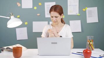 de pols van de vrouw gebruik makend van een laptop doet pijn. video