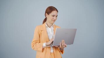 tevreden bedrijf vrouw looks Bij laptop en keurt goed. video