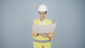 de ingenjör lyssnar till de kamera och gör inte godkänna. video