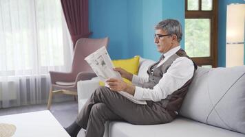 el antiguo hombre es leyendo el periódico. video