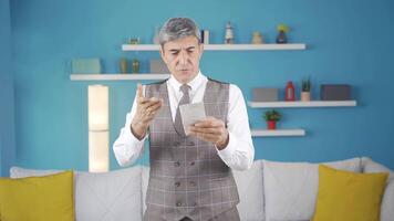 le vieux homme en train de regarder la télé obtient en colère à le nouvelles il voit. video